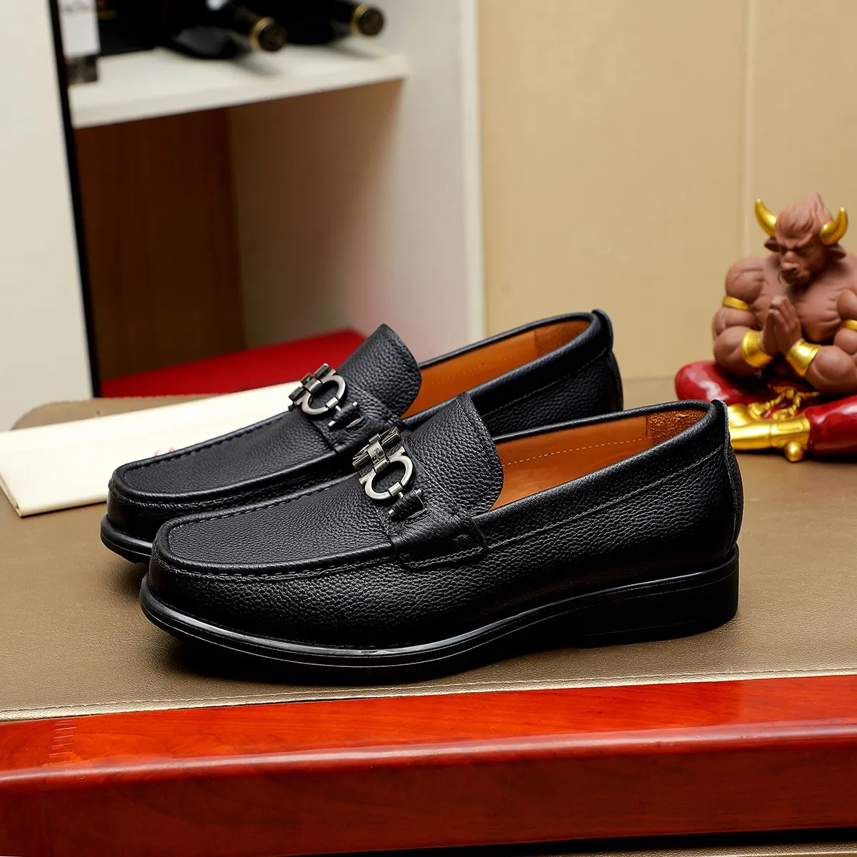 Men's shoes 250 Ferragamo [Ferragamo] top imported suit men's shoes 💯Original copy of the official website, product materials: selected imported embossed calfskin + luxury hardware buckle accessories ~ imported water-dyed cow 🐂 leather lining. Strong three-dimensional visual effect, original combination outsole, multiple colors available😘 Size: 39-44 (38.45.46. Customized)